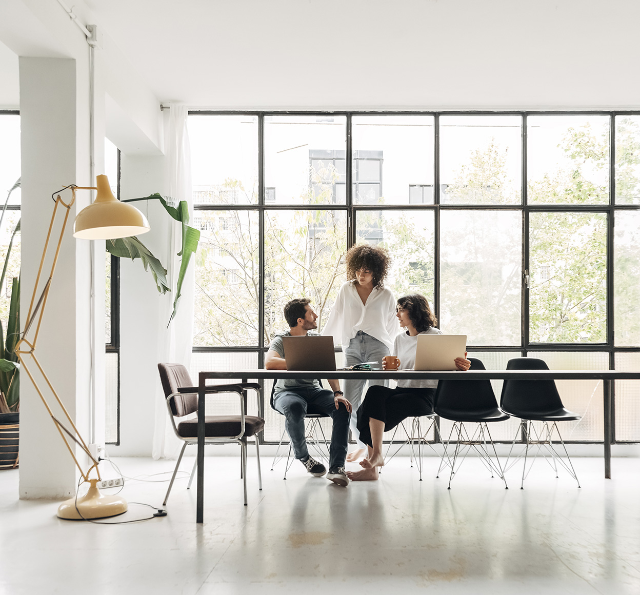 Séance de brainstorming dans un bureau moderne